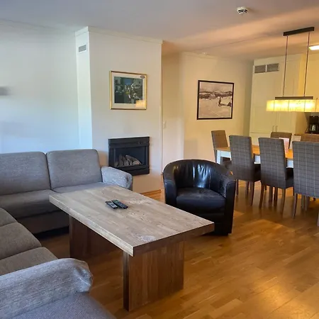 Apartment Stor Med 4 Soverom Og 2 Bad I Sentrum *